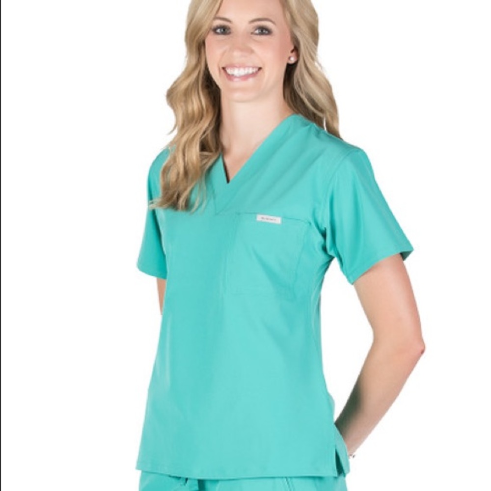 Logan 2 Pocket Scrub Top